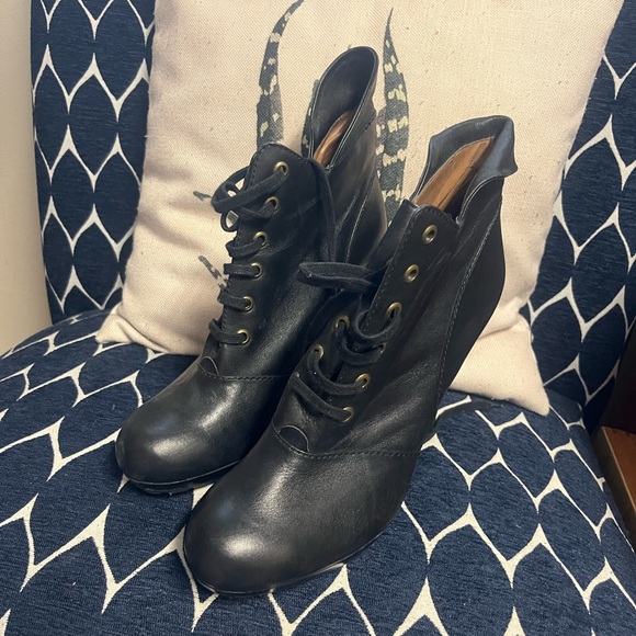 Elegant Black Lace-Up Boots for Women - Picture 1 of 3